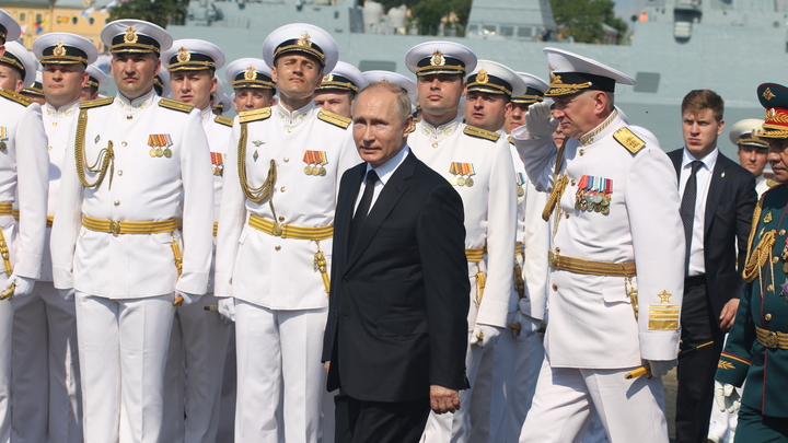 Путин принимает лично парад ко Дню ВМФ в Кронштадте