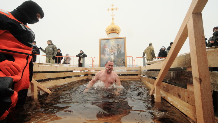 Что необходимо съесть и выпить после купания в проруби: объясняет врач