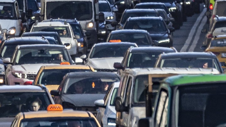 Послабления для уезжающих. Очевидцы засняли толпу людей на границе Россия - Грузия