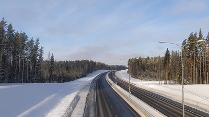 Автобус с пассажирами застрял на свердловской трассе в сильный мороз