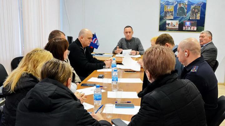 Жители Сочи пожаловались на парковку большегрузов у Центра национальных культур, где занимаются дети