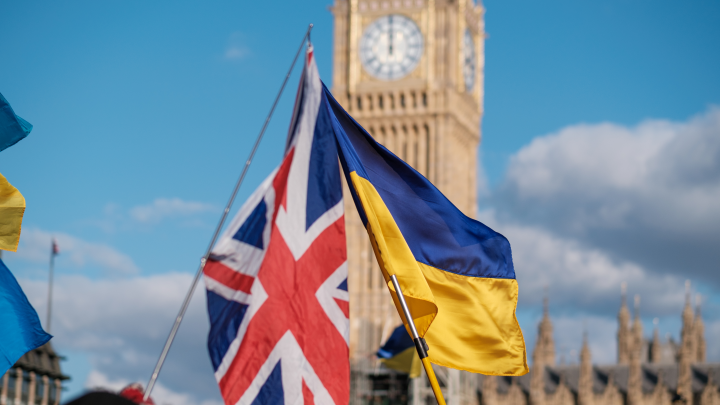 Бернэм пообещал Киеву помочь остановить удары русских ракет по Украине
