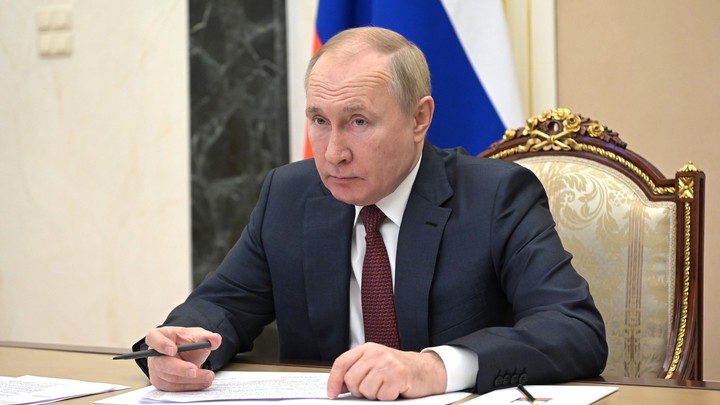 Омикрон внёс корректировку в перечень поручений Путина о QR-кодах