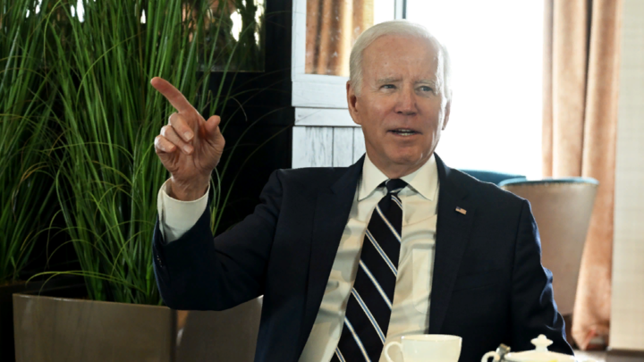 Давайте оближем весь мир: Байден вновь опозорился на выступлении