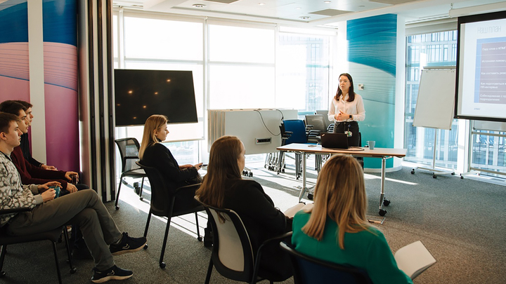 Молодёжь Москвы поможет найти работу и раскроет талант