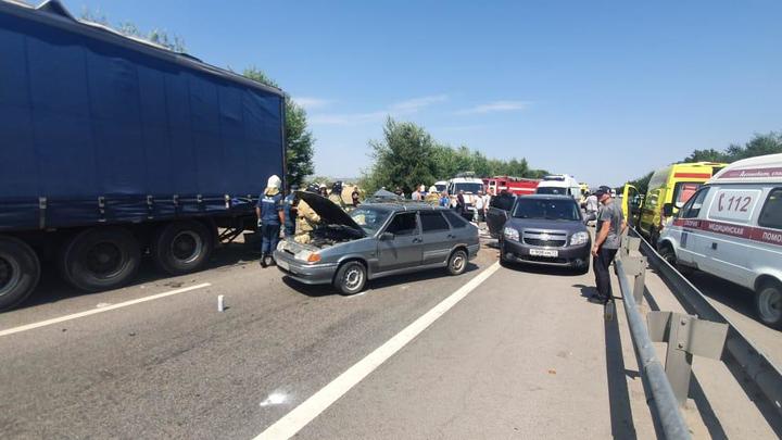 Огромная пробка образовалась на трассе М-4 Дон под Аксаем, где произошла массовая авария