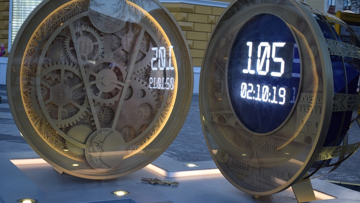 Часы в стиле Кулибина на Театральной площади в Нижнем Новгороде перестали работать