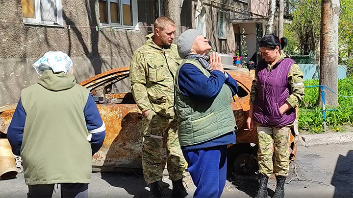 Каждая бабушка важна: В Мариуполе ветеран призналась в любви бойцам Востока
