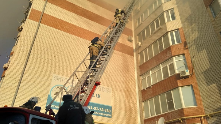 Эвакуировали 300 человек: В Анапе полыхает многоэтажка на площади 1,5 тысячи квадратных метров