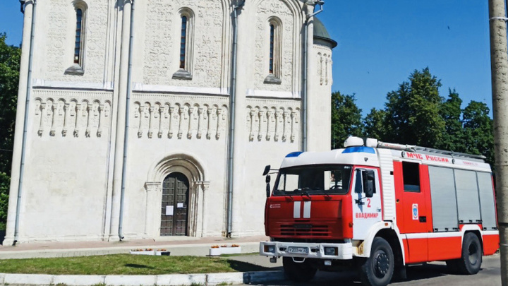 Во Владимире пожарные тушили Дмитриевский собор