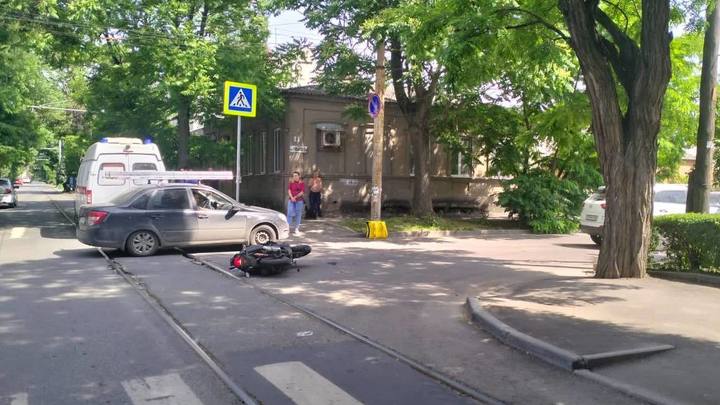 В Ростове-на-Дону в дорожной аварии из-за беспечности пострадал 37-летний скутерист