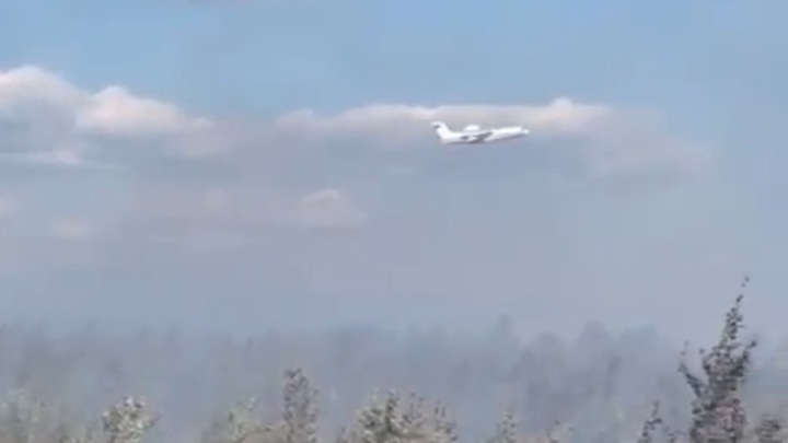 Борьба с пожаром в Тольятти продолжается: активно работает самолет-амфибия
