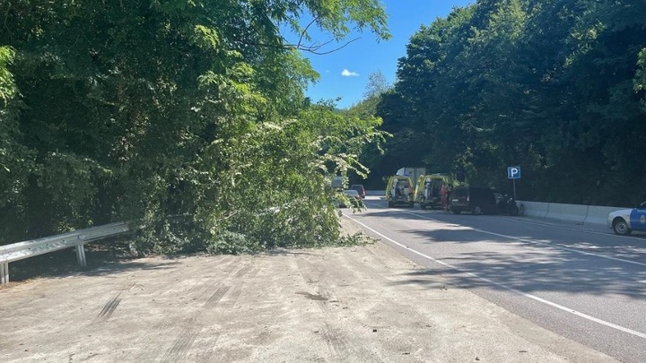 Пострадали двое детей: В Сочи грузовик влетел в припаркованную на обочине Ладу