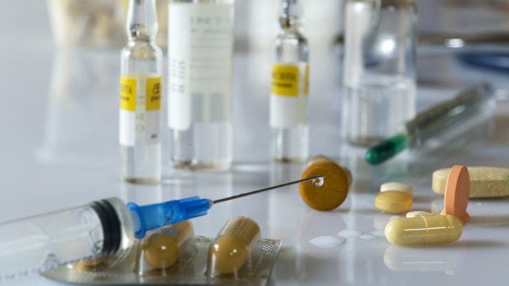 Можно ли получить штраф, если выбросить лекарства в мусорку: ответ юриста