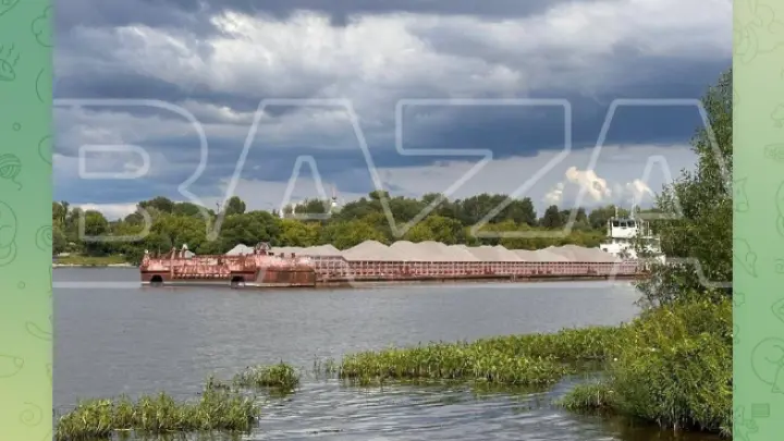 На Клязьминском водохранилище баржа села на мель и заблокировала суда