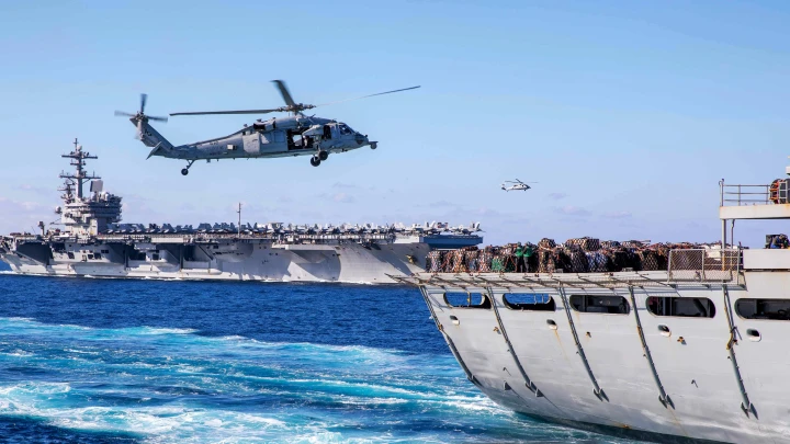 ВС Британии направились к русскому судну Янтарь