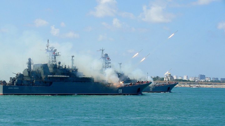 Русскому кораблю пришлось предупредительным огнем останавливать иностранный сухогруз для досмотра