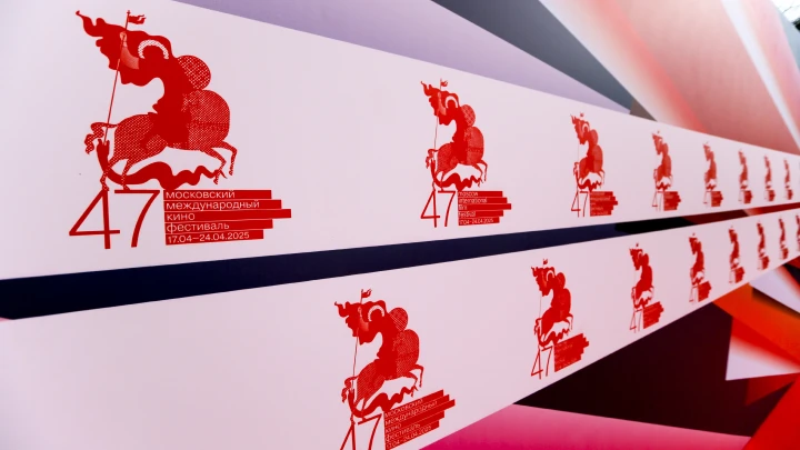 Красная дорожка Московского кинофестиваля. Без беглецов не обошлось. Дюжев в усах. Платья великолепные