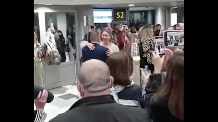 Не долетели до Сочи: В Домодедово пара сыграла свадьбу в аэропорту