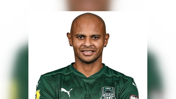 Отдал пенсионерке свои шлепанцы: Футболист «Краснодара» Ари помог пожилой женщине