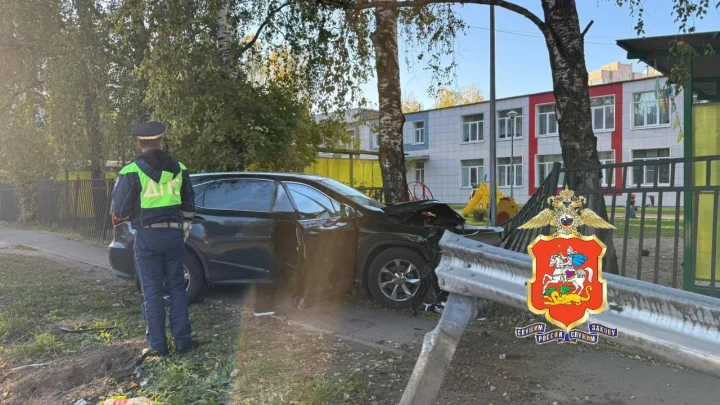 В Химках пьяный водитель за рулём Lexus протаранил забор детского сада