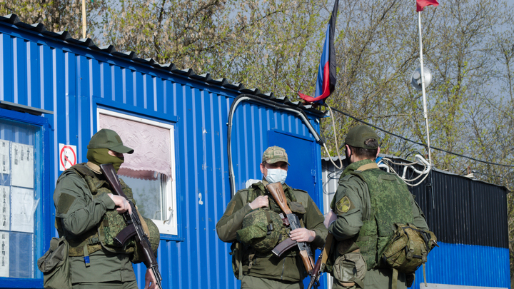 Украинцы устроили провокацию на Донбассе шарами с фашистской символикой