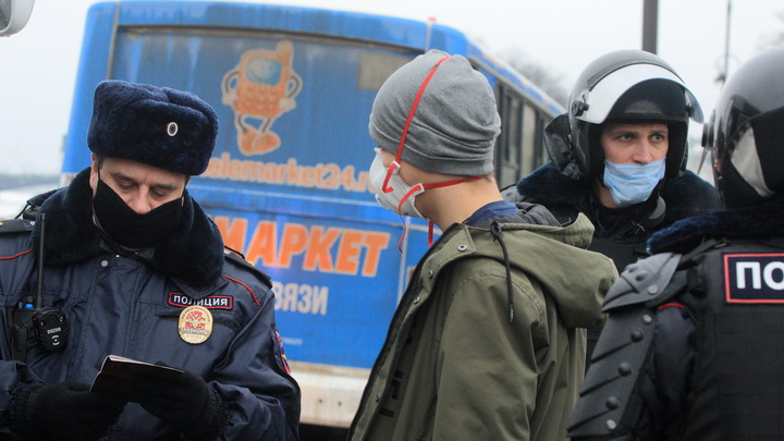 Борец с режимом расплакался в полиции: Мне очень стыдно за своё поведение