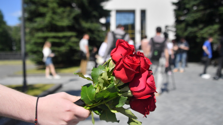 Рыдали даже мужики: Мать приехала к дочери на выпускной. С фронта