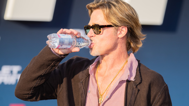 Брэд Питт предстал перед народом в юбке. Русские узнали известный костюм: Украл!