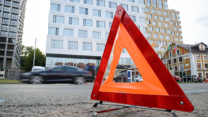 Снёс дерево и два столба: в Ростове в жёстком ДТП погиб мужчина