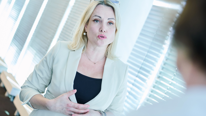 Суд отправил экс-редактора Первого канала Овсянникову под домашний арест, пожалев её детей