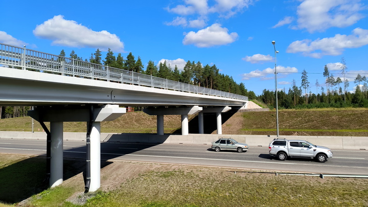 Забыл опустить кузов: Под Владивостоком водитель самосвала снёс виадук