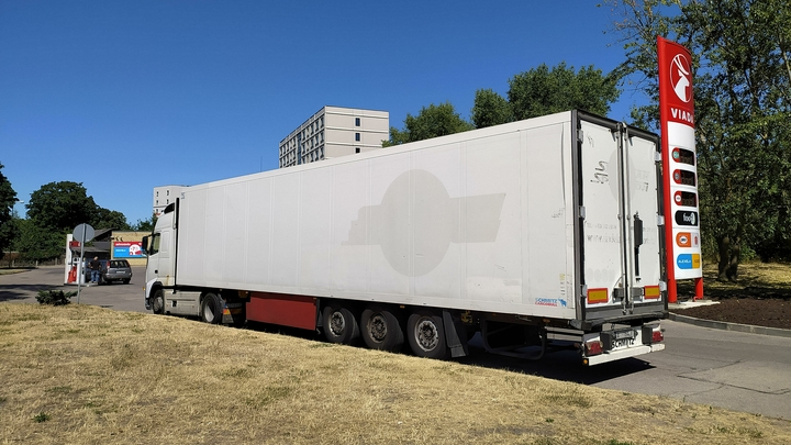 В Каневском районе фура насмерть сбила водителя, менявшего колесо