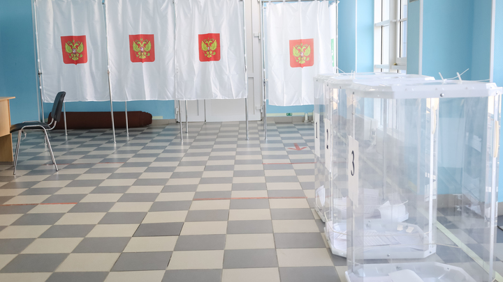 В Петербурге массово обыскивают квартиры членов Голоса*. Уже 10 лет они плюют на статус иноагента