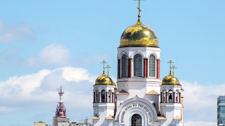 Тысячи верующих екатеринбуржцев вышли на крестный ход в день Казанской иконы Божией Матери