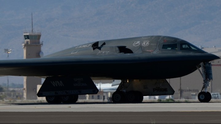 Аварийная посадка: Погорел самый дорогой в мире бомбардировщик