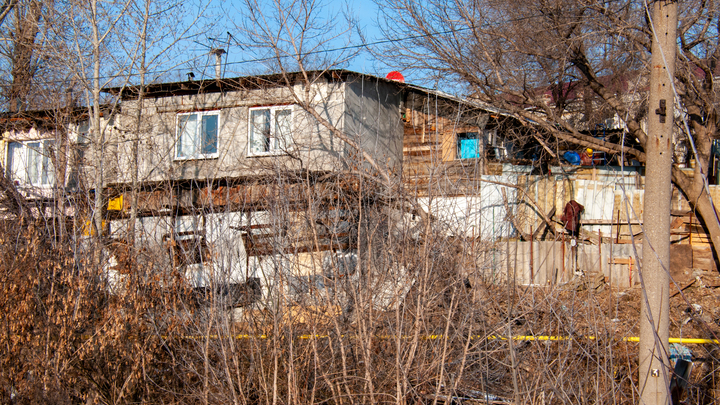 В Самаре потолок рухнул на детскую кроватку. В УК предположили, почему