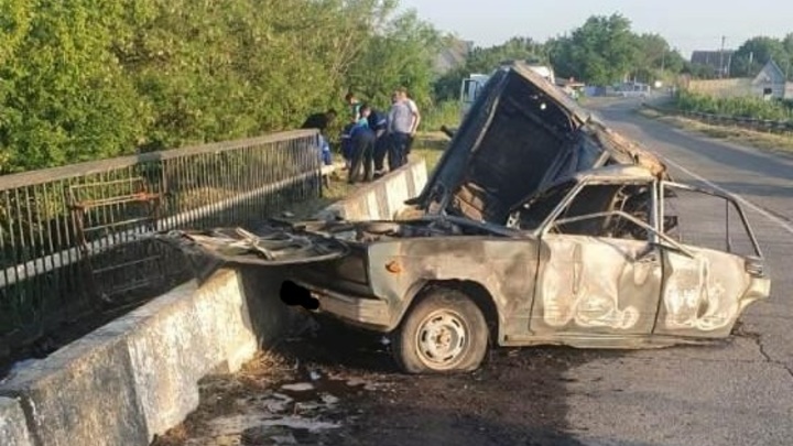 В станице Павловской пьяный водитель едва не погиб в горящем авто