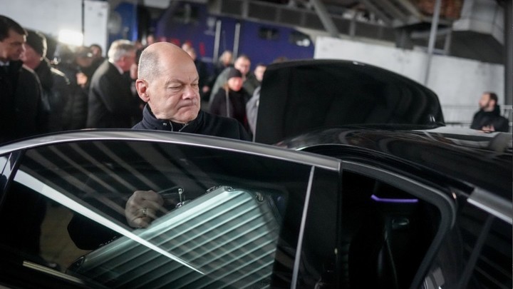 Тайна чемодана Шольца: Политолог оценил значение жеста немецкого канцлера во время визита в Киев