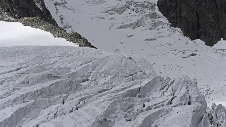 Китайские ученые бьют тревогу: древние бактерии выходят из ледников Китайские ученые бьют тревогу: древние бактерии выходят из ледников