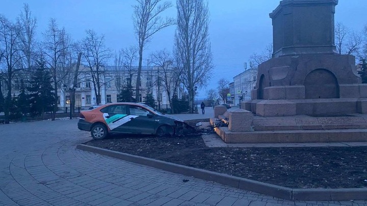 По весне Ленин в Самаре так и манит: автомобиль каршеринга догнал памятник