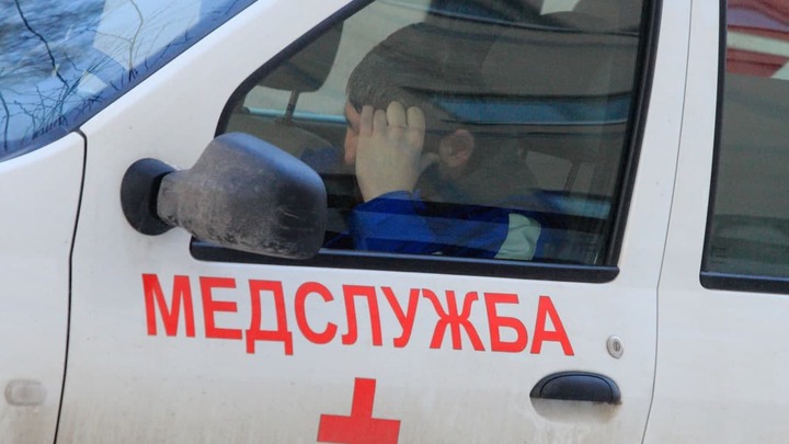 В Екатеринбурге легковушку буквально обмотало вокруг столба, водитель – в реанимации