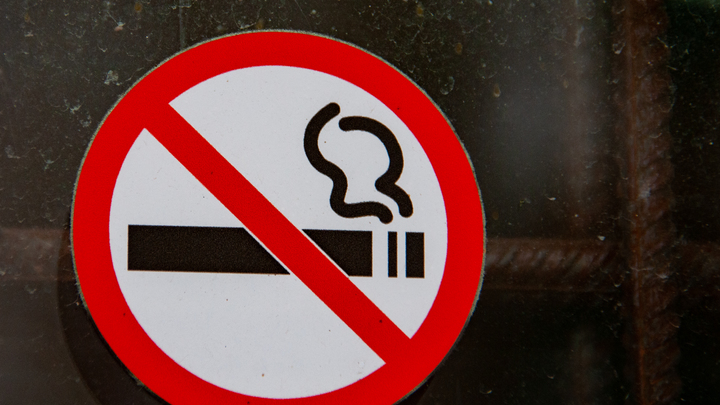 Нарколог Масякин заявил о бесполезности и опасности безникотиновых сигарет при отказе от курения