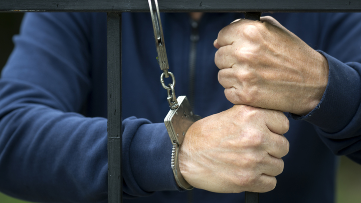 Изнасиловал 11-летнюю девочку, убил её мать: В Удмуртии рецидивиста взяли над телом жертвы