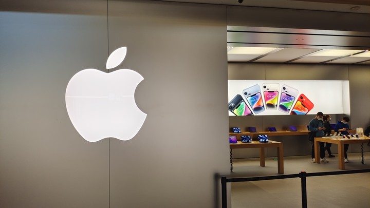 Около половины жителей России не бросят работу ради iPhone