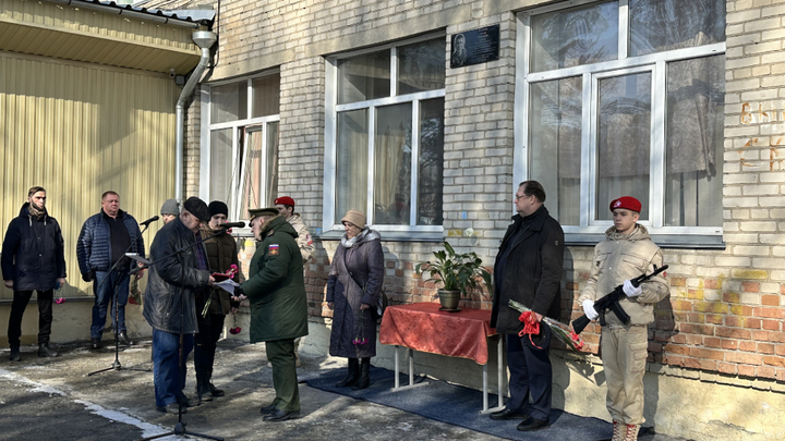 В Новосибирской области открыли мемориальную доску памяти капитана Захара Буркова