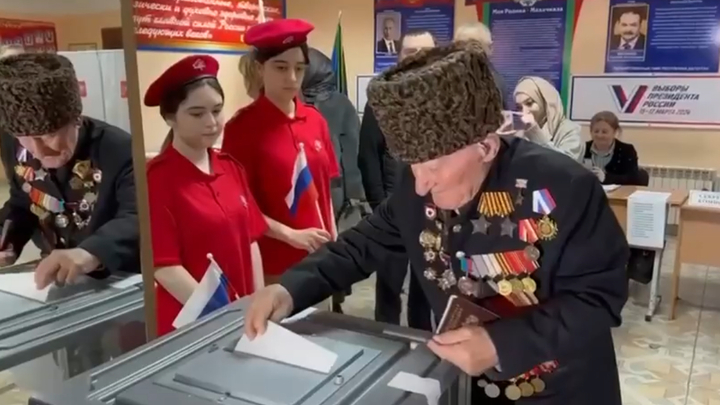 На выборах Президента России проголосовал известный в Дагестане ветеран Ибрагим-Паша