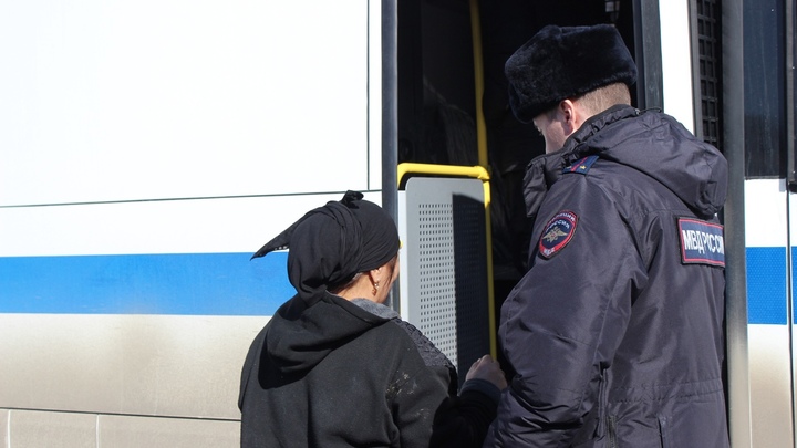 В Самаре в общежитие и на торговую базу нагрянули люди в масках и с оружием