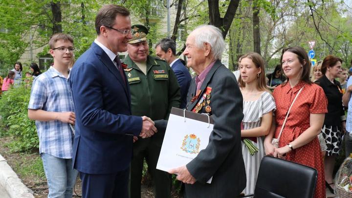 Дмитрий Азаров лично спел для 95-летнего ветерана песню День Победы