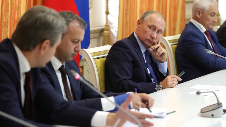 Парадокс предателей: Золотые унитазы этих чиновников видела вся Россия. Что осталось теперь?